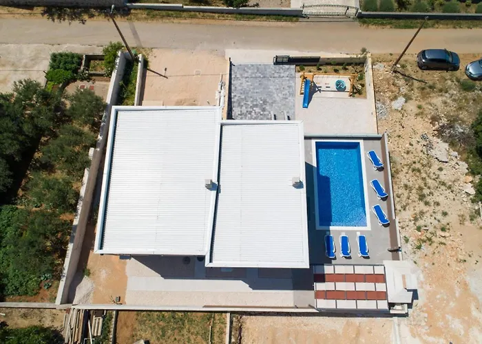 Azeret With Swimminpool Apartamento Maslenica