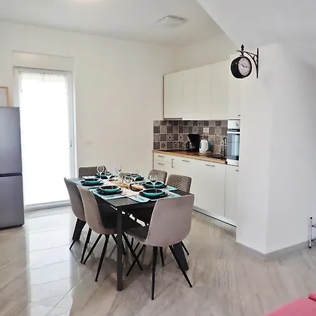 Apartman Azeret With Swimminpool